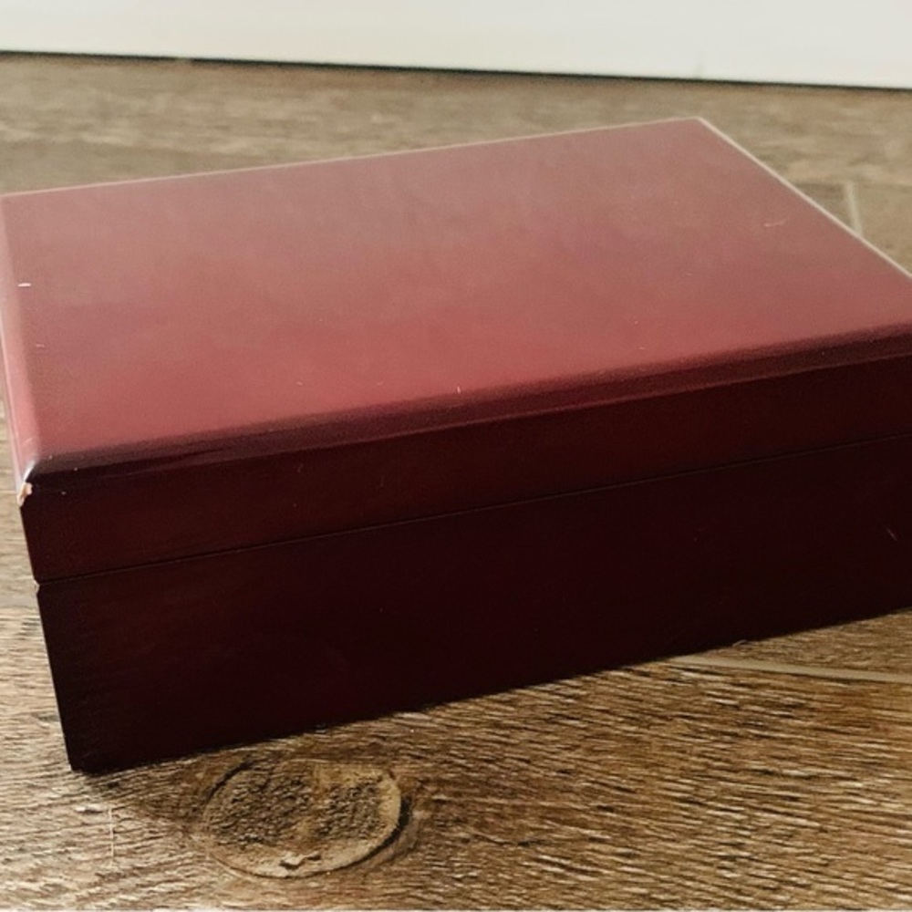 Jewelry box with a mirror